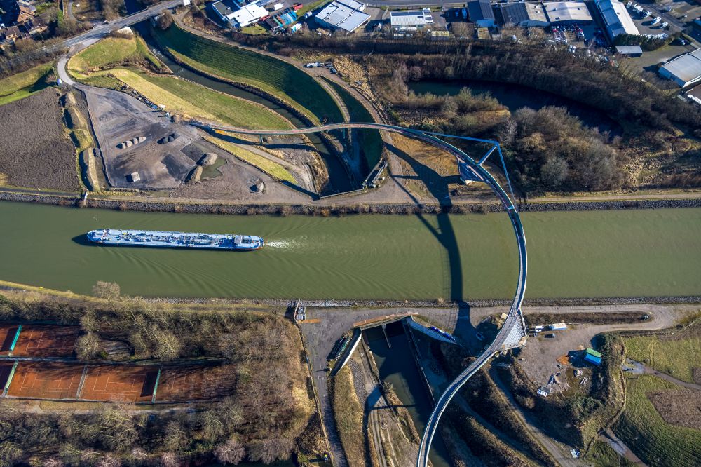 Castrop-Rauxel von oben - Flußbrücke Cassurker Schwinge über den Rhein-Herne-Kanal - Emscher in Castrop-Rauxel im Bundesland Nordrhein-Westfalen, Deutschland