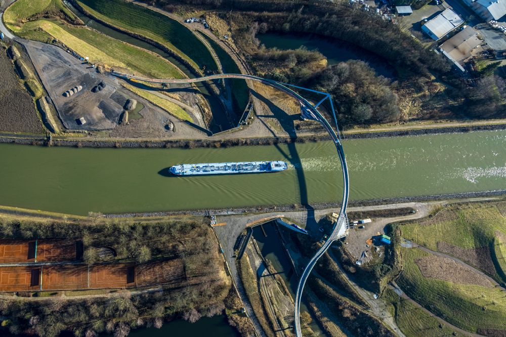 Luftbild Castrop-Rauxel - Flußbrücke Cassurker Schwinge über den Rhein-Herne-Kanal - Emscher in Castrop-Rauxel im Bundesland Nordrhein-Westfalen, Deutschland