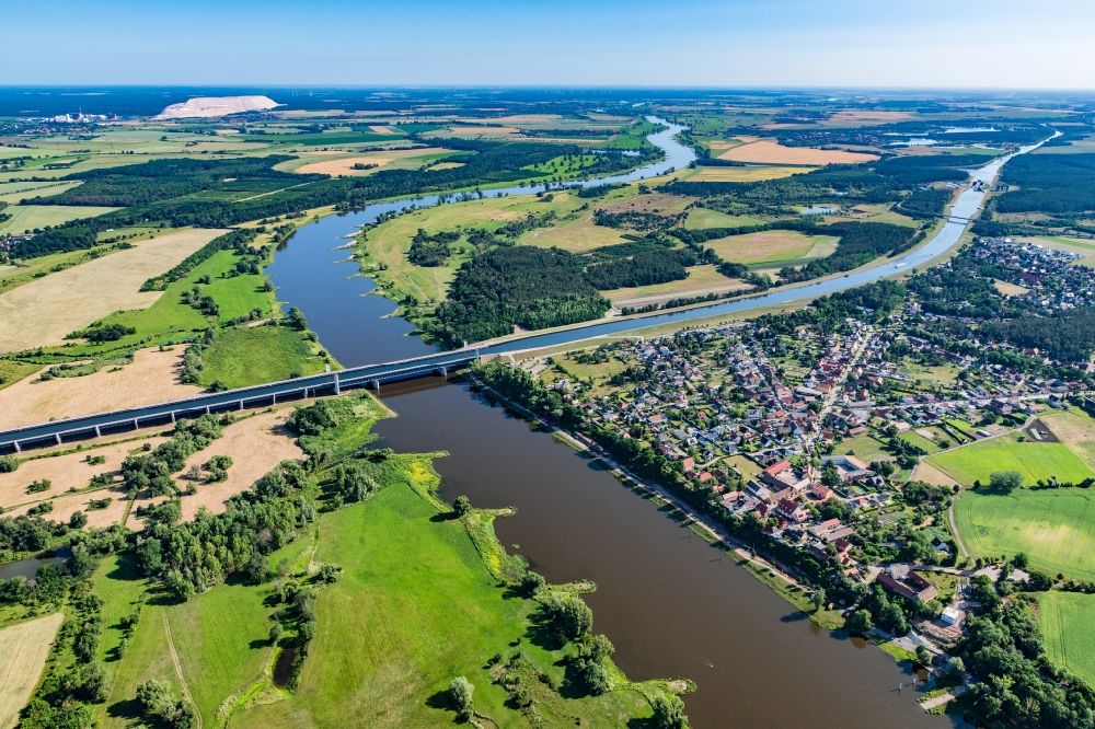 Hohenwarthe von oben - Flußbrücke Elbe-Havel-Kanal / Elbe in Hohenwarthe im Bundesland Sachsen-Anhalt, Deutschland