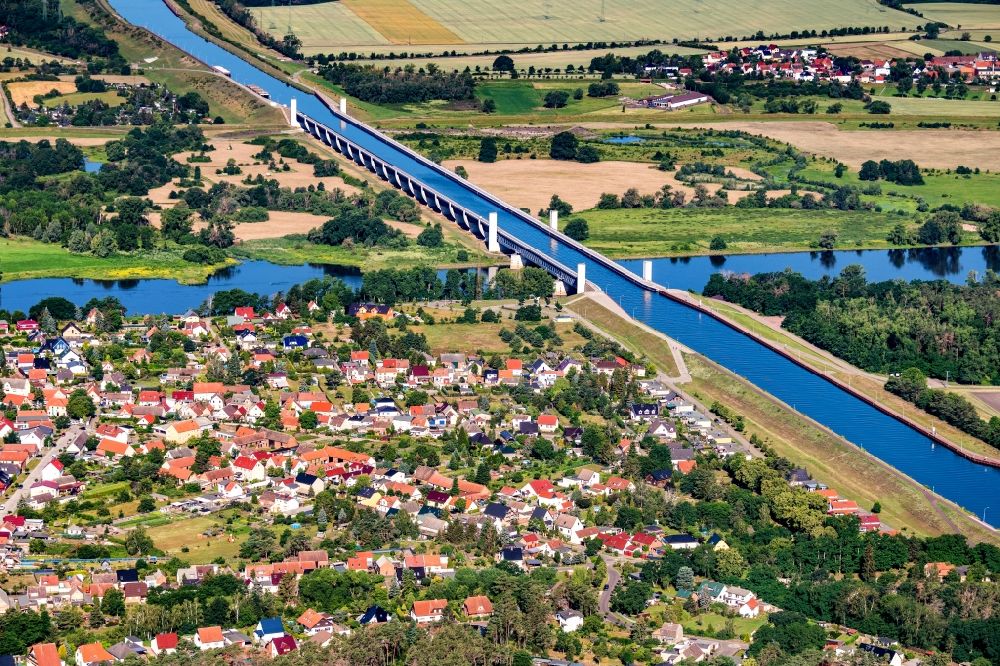 Luftaufnahme Hohenwarthe - Flußbrücke des Elbe-Havel-Kanal zur Überquerung der Elbe in Hohenwarthe im Bundesland Sachsen-Anhalt, Deutschland