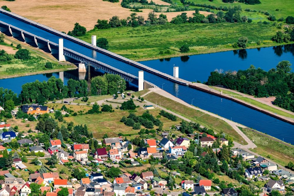 Hohenwarthe von oben - Flußbrücke des Elbe-Havel-Kanal zur Überquerung der Elbe in Hohenwarthe im Bundesland Sachsen-Anhalt, Deutschland