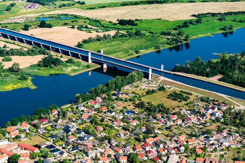 Hohenwarthe aus der Vogelperspektive: Flußbrücke des Elbe-Havel-Kanal zur Überquerung der Elbe in Hohenwarthe im Bundesland Sachsen-Anhalt, Deutschland