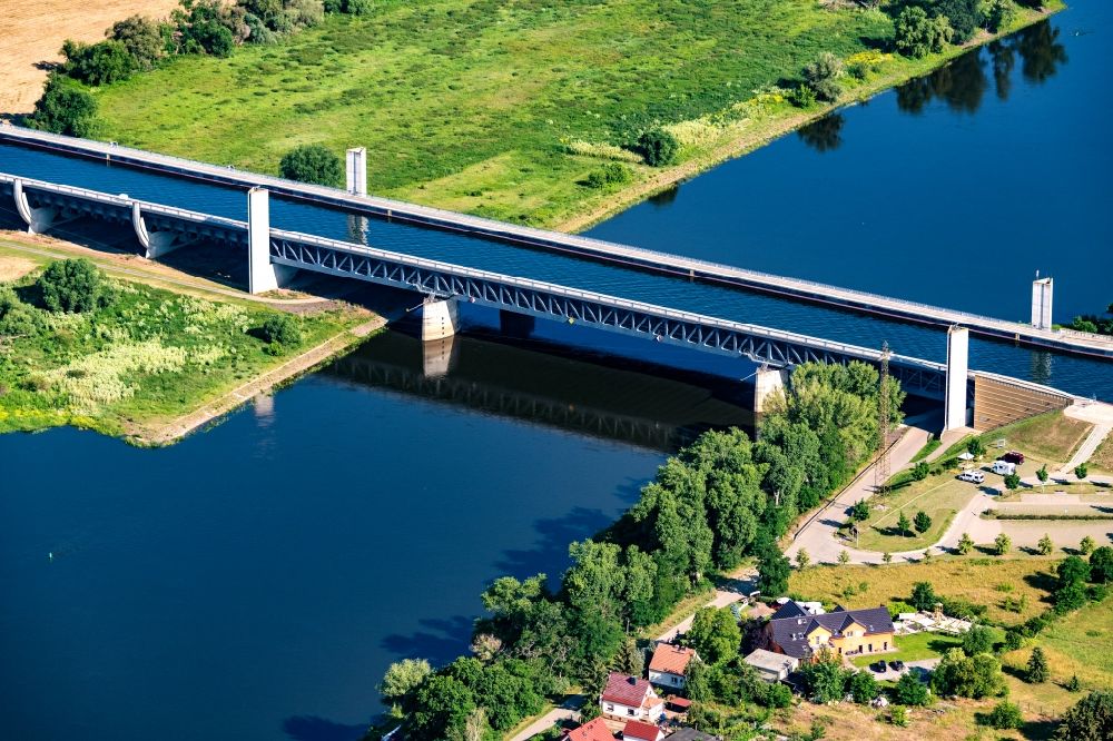 Luftbild Hohenwarthe - Flußbrücke des Elbe-Havel-Kanal zur Überquerung der Elbe in Hohenwarthe im Bundesland Sachsen-Anhalt, Deutschland