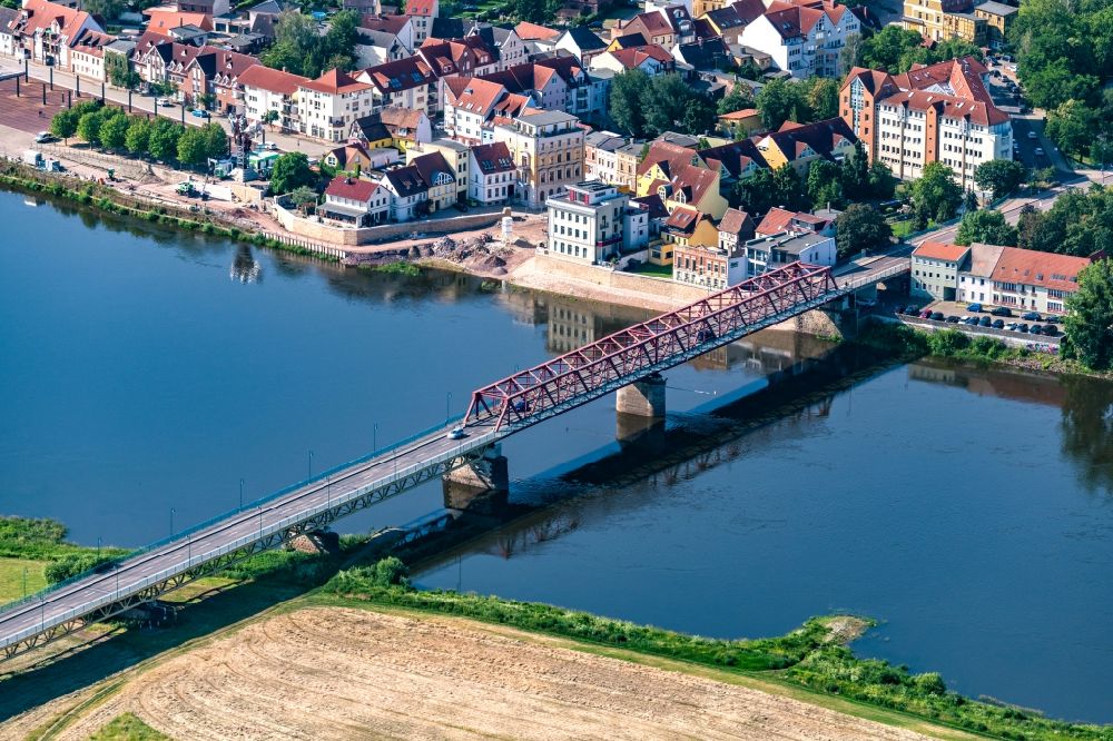 Schönebeck (Elbe) aus der Vogelperspektive: Flußbrücke Elbe in Schönebeck (Elbe) im Bundesland Sachsen-Anhalt, Deutschland