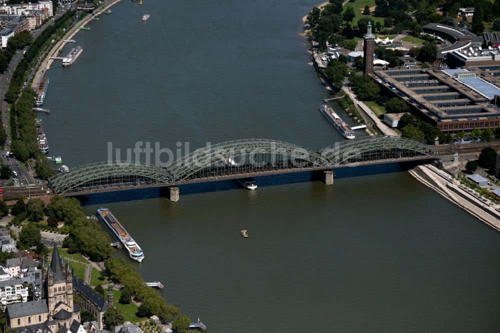 Luftaufnahme Köln - Flussbrücke Hohenzollernbrücke in Köln im Bundesland Nordrhein-Westfalen, Deutschland