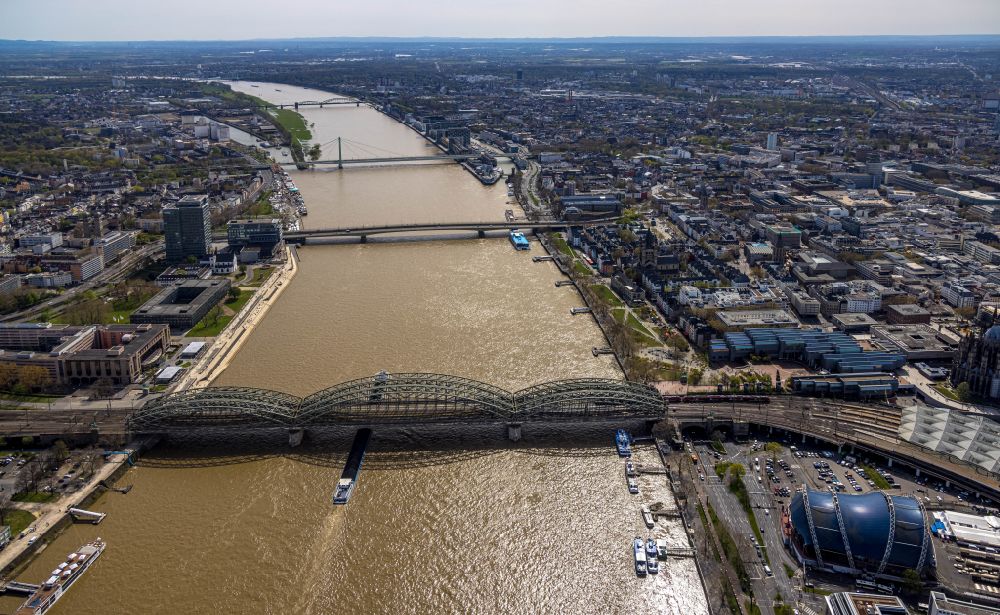 Köln aus der Vogelperspektive: Flussbrücke Hohenzollernbrücke in Köln im Bundesland Nordrhein-Westfalen, Deutschland