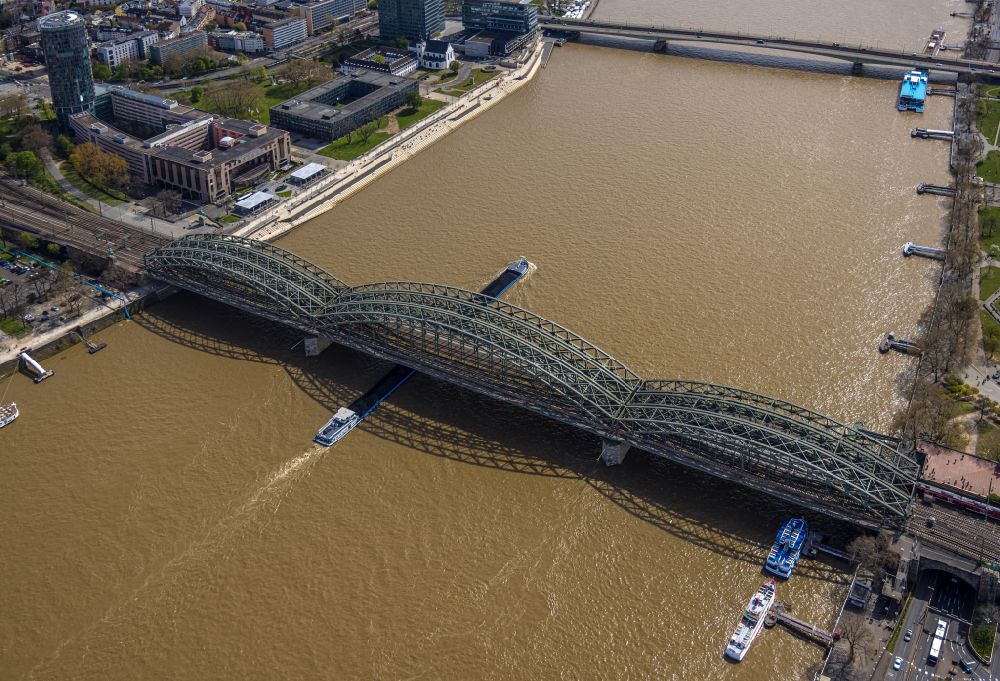 Luftbild Köln - Flussbrücke Hohenzollernbrücke in Köln im Bundesland Nordrhein-Westfalen, Deutschland