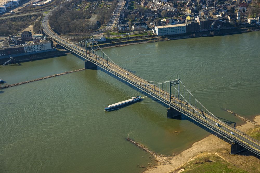 Uerdingen aus der Vogelperspektive: Flussbrücke Krefeld-Uerdinger Brücke über den Rhein in Uerdingen im Bundesland Nordrhein-Westfalen, Deutschland