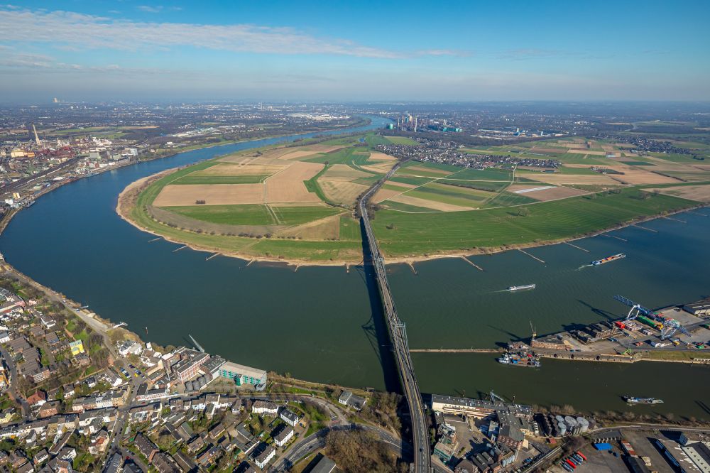 Uerdingen aus der Vogelperspektive: Flussbrücke Krefeld-Uerdinger Brücke über den Rhein in Uerdingen im Bundesland Nordrhein-Westfalen, Deutschland