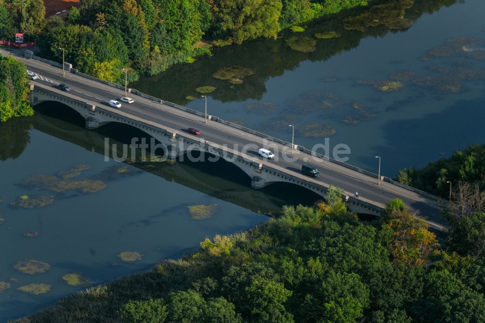 Leipzig von oben - Flußbrücke Landauer Brücke über das Elsterbecken in Leipzig im Bundesland Sachsen, Deutschland