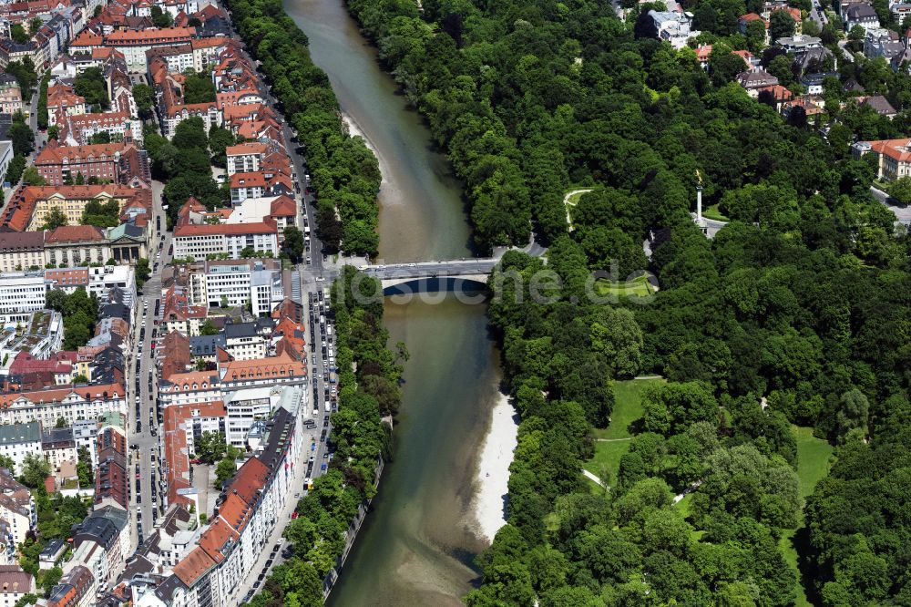 Luftbild München - Flußbrücke Luitpoldbrücke über die Isar in München im Bundesland Bayern, Deutschland