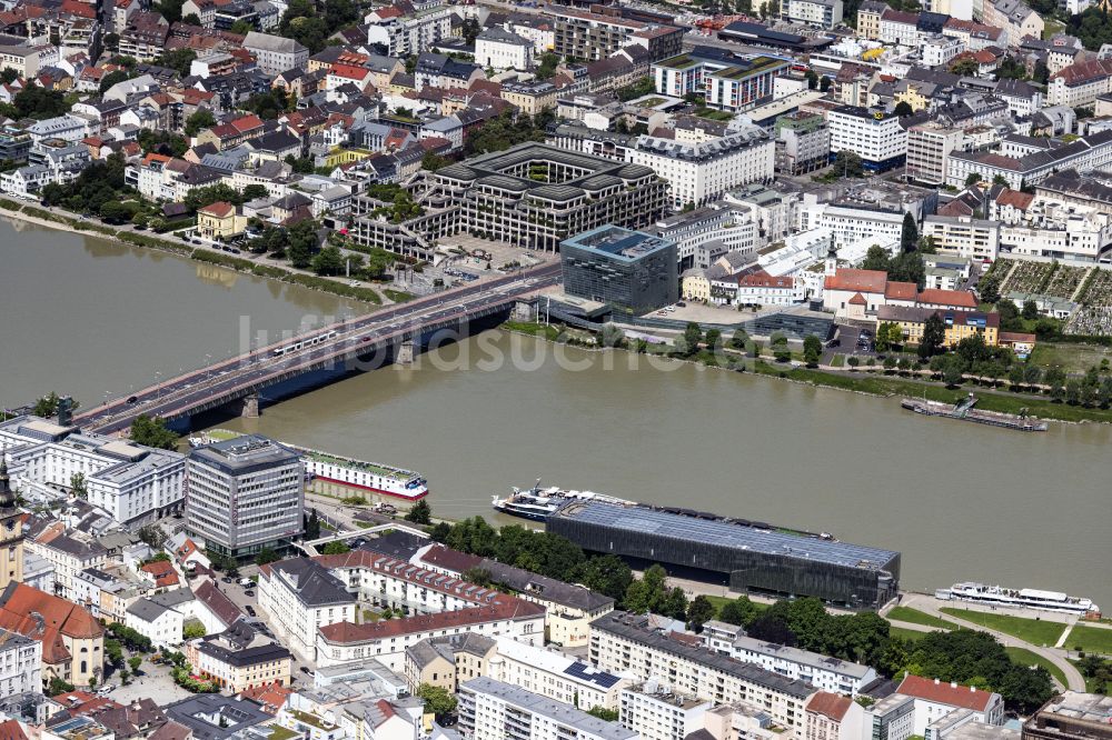 Luftaufnahme Linz - Flußbrücke Niebelungenbrücke über die Donau in Linz in Oberösterreich, Österreich