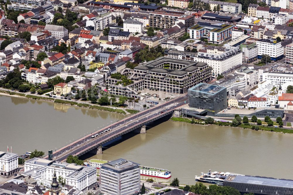 Linz von oben - Flußbrücke Niebelungenbrücke über die Donau in Linz in Oberösterreich, Österreich