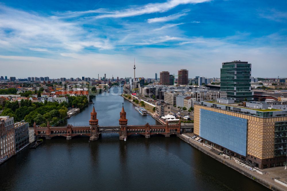 Luftbild Berlin - Flussbrücke Oberbaumbrücke über die Spree in Berlin, Deutschland