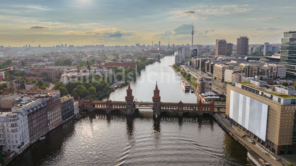 Berlin von oben - Flussbrücke Oberbaumbrücke über die Spree in Berlin, Deutschland