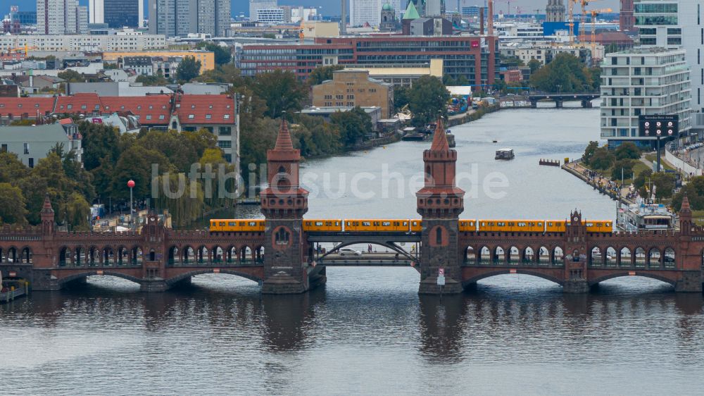 Luftaufnahme Berlin - Flussbrücke Oberbaumbrücke über die Spree in Berlin, Deutschland