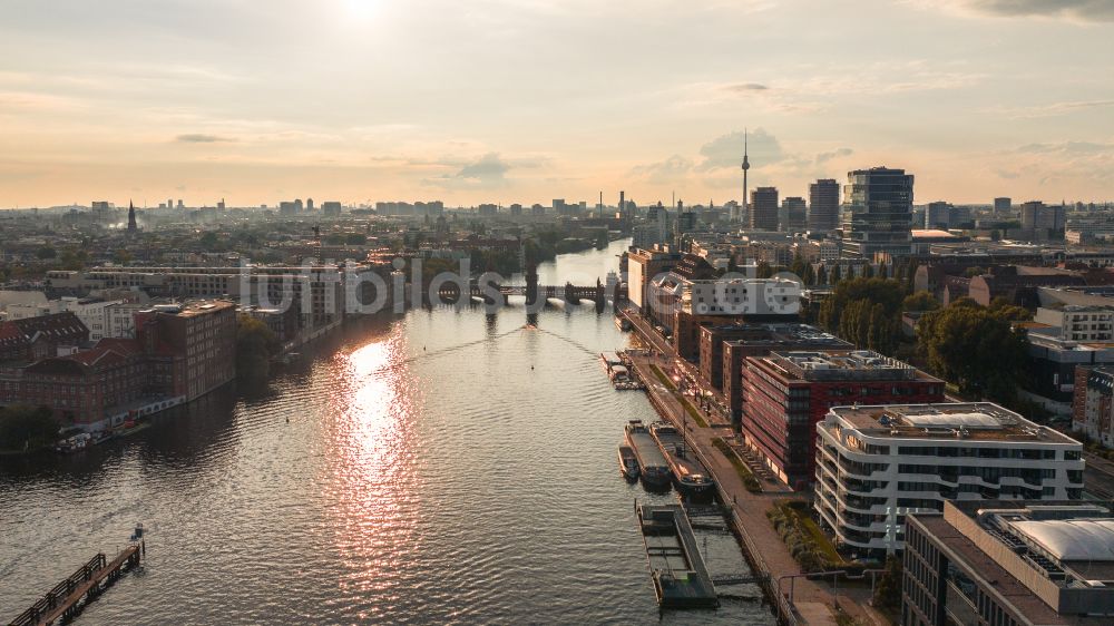Berlin aus der Vogelperspektive: Flussbrücke Oberbaumbrücke über die Spree in Berlin, Deutschland