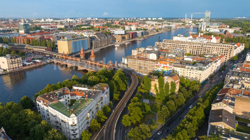 Luftbild Berlin - Flussbrücke Oberbaumbrücke über die Spree in Berlin, Deutschland