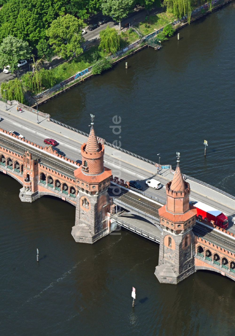 Luftbild Berlin - Flußbrücke Oberbaumbrücke in Berlin, Deutschland