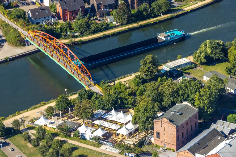 Luftaufnahme Wanne-Eickel - Flussbrücke Papageienbrücke - Unser Fritz über den Rhein-Herne-Kanal in Wanne-Eickel im Bundesland Nordrhein-Westfalen, Deutschland