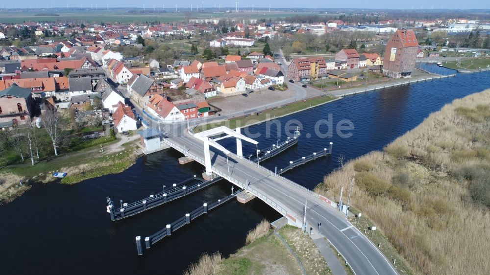 Loitz aus der Vogelperspektive: Flußbrücke der Peene in Loitz im Bundesland Mecklenburg-Vorpommern, Deutschland