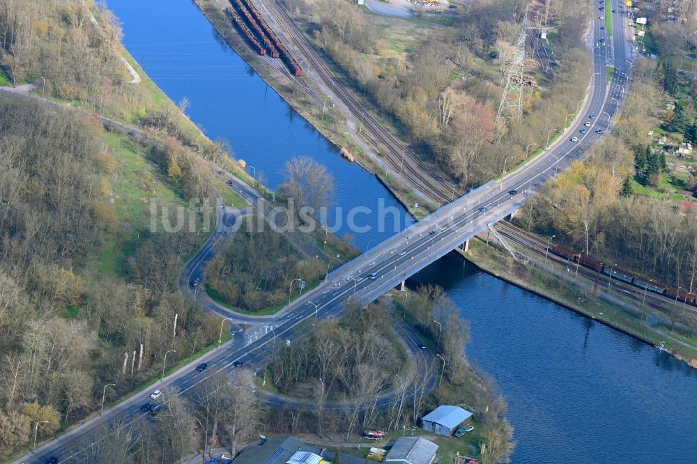 Luftbild Brandenburg an der Havel - Flußbrücke Quenzbrücke über die Untere Havel-Wasserstraße in Brandenburg an der Havel im Bundesland Brandenburg, Deutschland