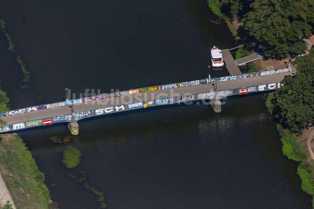 Luftaufnahme Leipzig - Flussbrücke Rennbahnsteg über das Elsterflutbett in Leipzig im Bundesland Sachsen, Deutschland