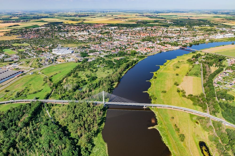Luftaufnahme Schönebeck (Elbe) - Flußbrücke Schönebecker Elbauenbrücke in Schönebeck (Elbe) im Bundesland Sachsen-Anhalt, Deutschland