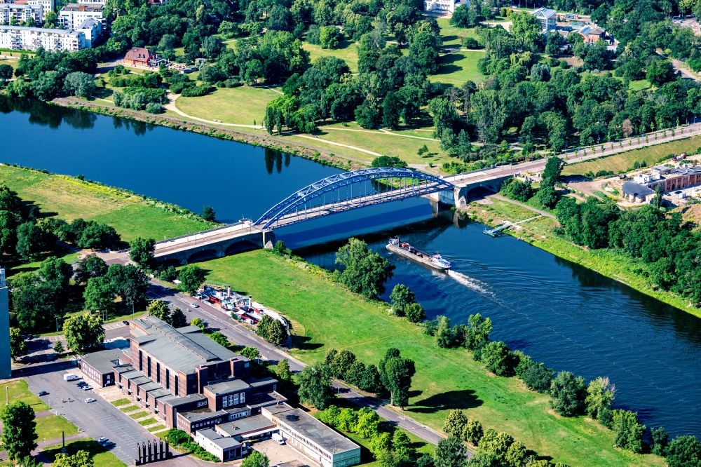 Luftbild Magdeburg - Flußbrücke Sternbrücke über der Elbe in Magdeburg im Bundesland Sachsen-Anhalt, Deutschland