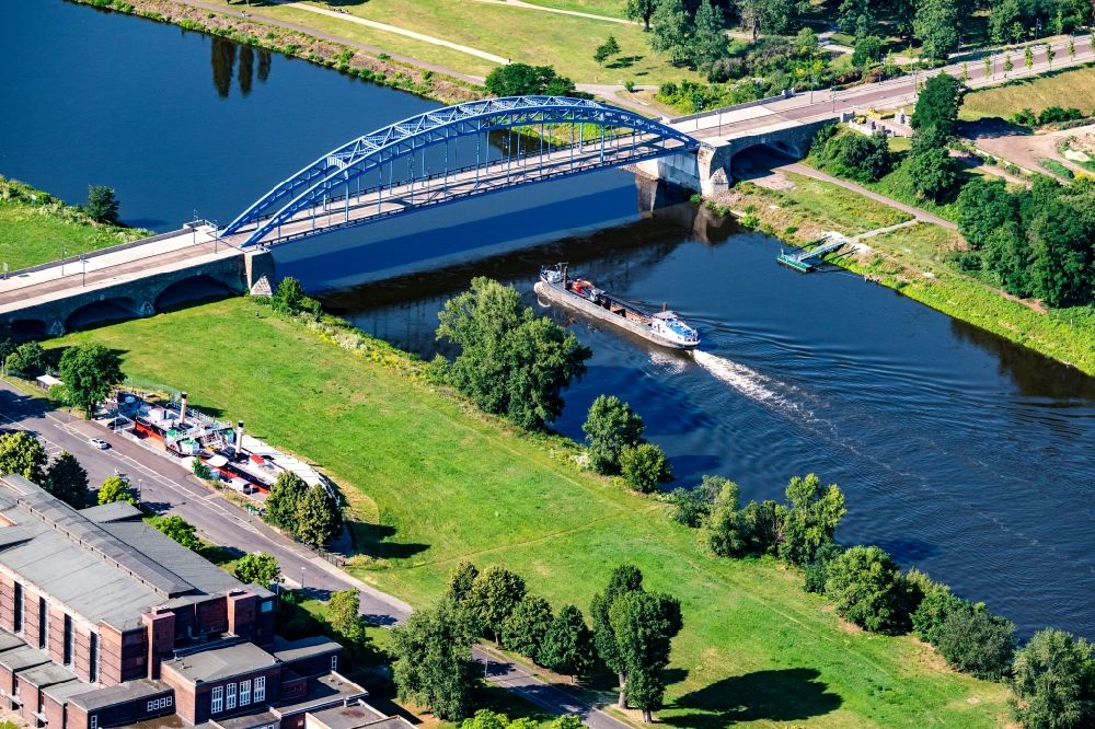 Luftaufnahme Magdeburg - Flußbrücke Sternbrücke über der Elbe in Magdeburg im Bundesland Sachsen-Anhalt, Deutschland