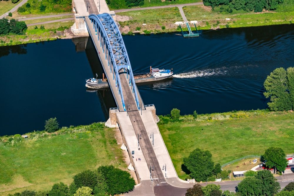 Magdeburg von oben - Flußbrücke Sternbrücke über der Elbe in Magdeburg im Bundesland Sachsen-Anhalt, Deutschland
