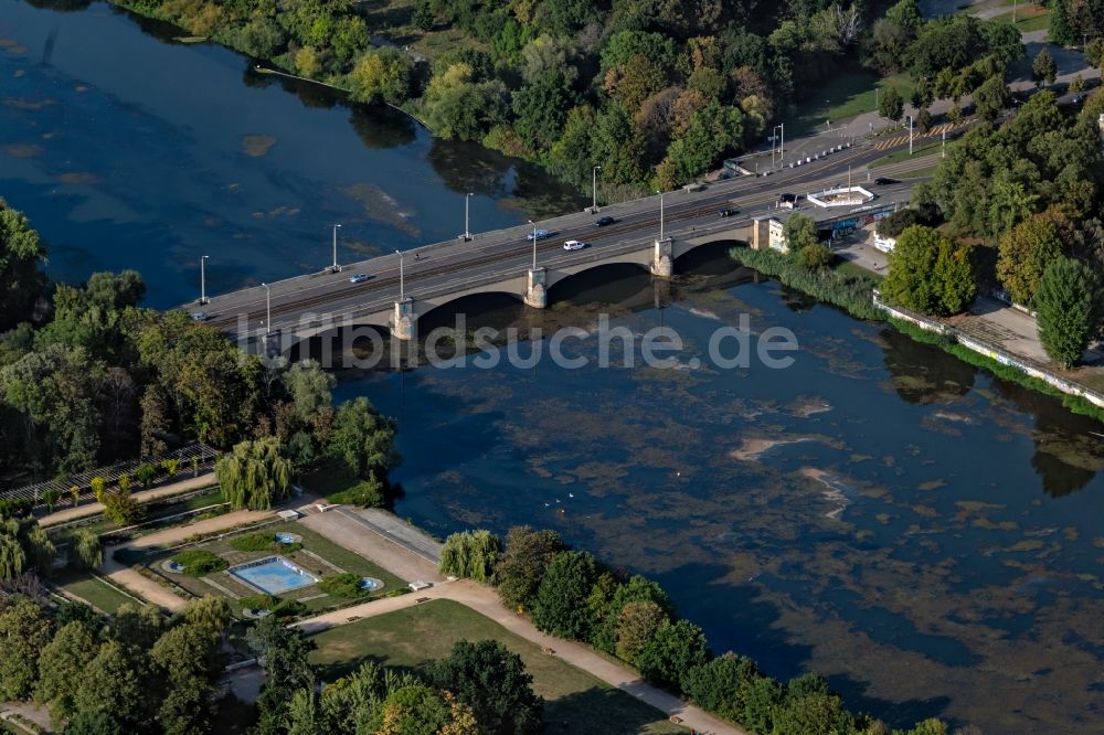 Luftaufnahme Leipzig - Flußbrücke Zeppelinbrücke an der Jahnallee - B87 in Leipzig im Bundesland Sachsen, Deutschland