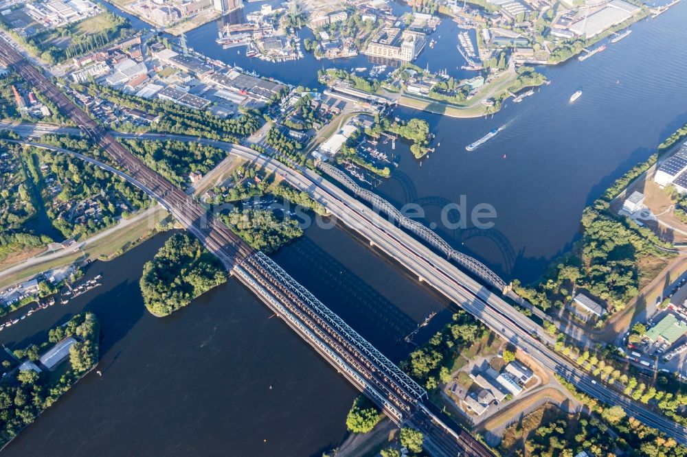 Luftaufnahme Hamburg - Flußbrückenbauwerke: Alte Harburger Elbbrücke, Brücke des 17. Juni, Autobahnbrücke der A253 und Bahnbrücke über die Süderelbe in Hamburg, Deutschland