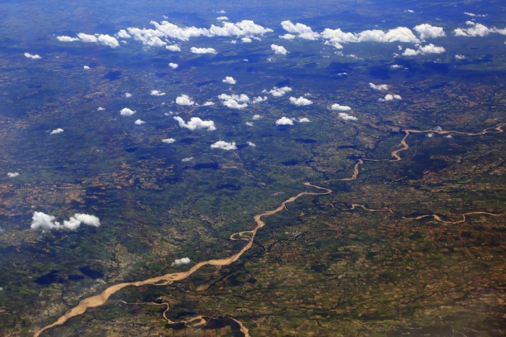 Ume River von oben - Flusslandschaft und Flussverlauf entlang dem Ume River in Midlands Province, Simbabwe, Afrika