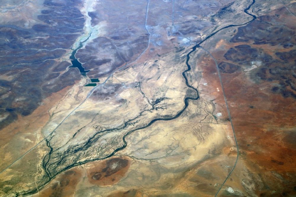 De Aar von oben - Flusslandschaft in der Halbwüstenregion Karoo nordwestlich von Britstown in der Nordkap-Provinz, Südafrika