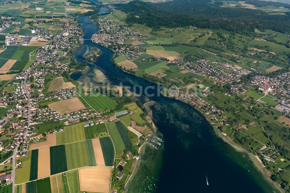 Luftaufnahme Eschenz - Flußlauf mit Fluss- Uferbereichen des Rhein in Eschenz im Kanton Thurgau, Schweiz
