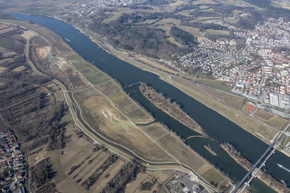 Deggendorf aus der Vogelperspektive: Flußverlauf der Donau an der Dunärea- Insel in Deggendorf im Bundesland Bayern