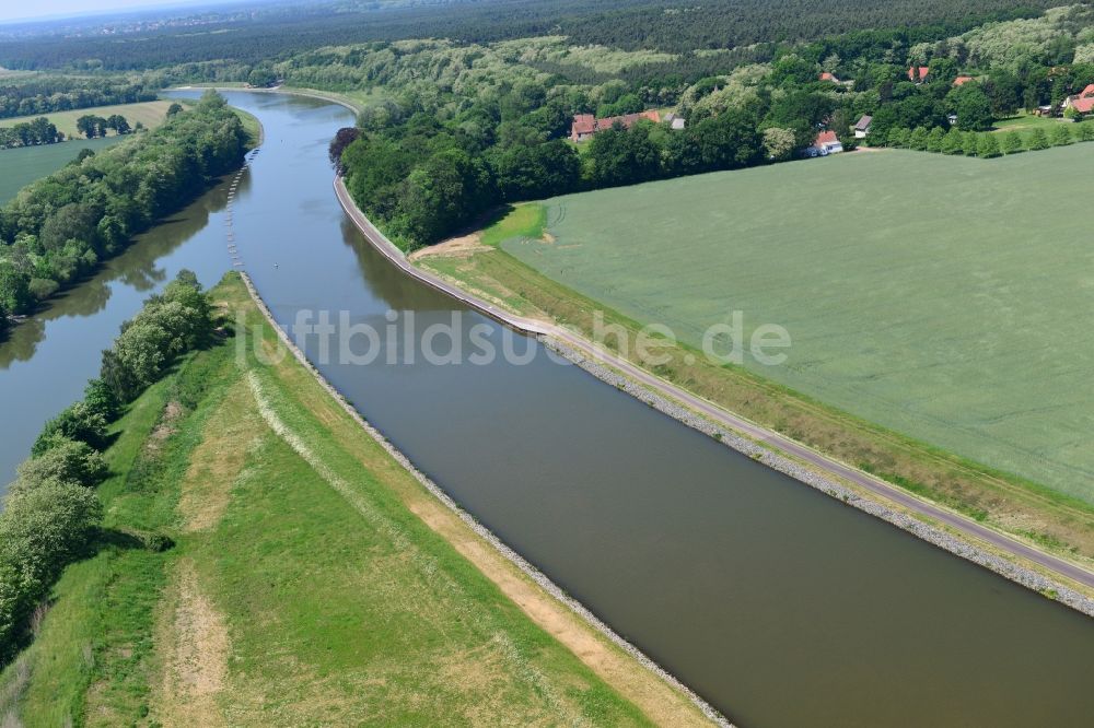 Genthin von oben - Flussverlauf Elbe-Havel-Kanal zwischen Genthin und Bergzow im Bundesland Sachsen-Anhalt