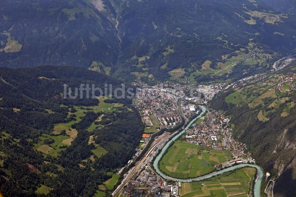 Luftaufnahme Landeck - Flußverlauf des Inn in Landeck in Österreich