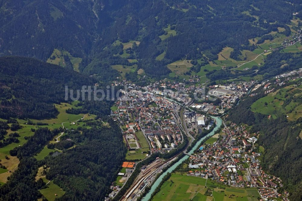 Landeck von oben - Flußverlauf des Inn in Landeck in Österreich