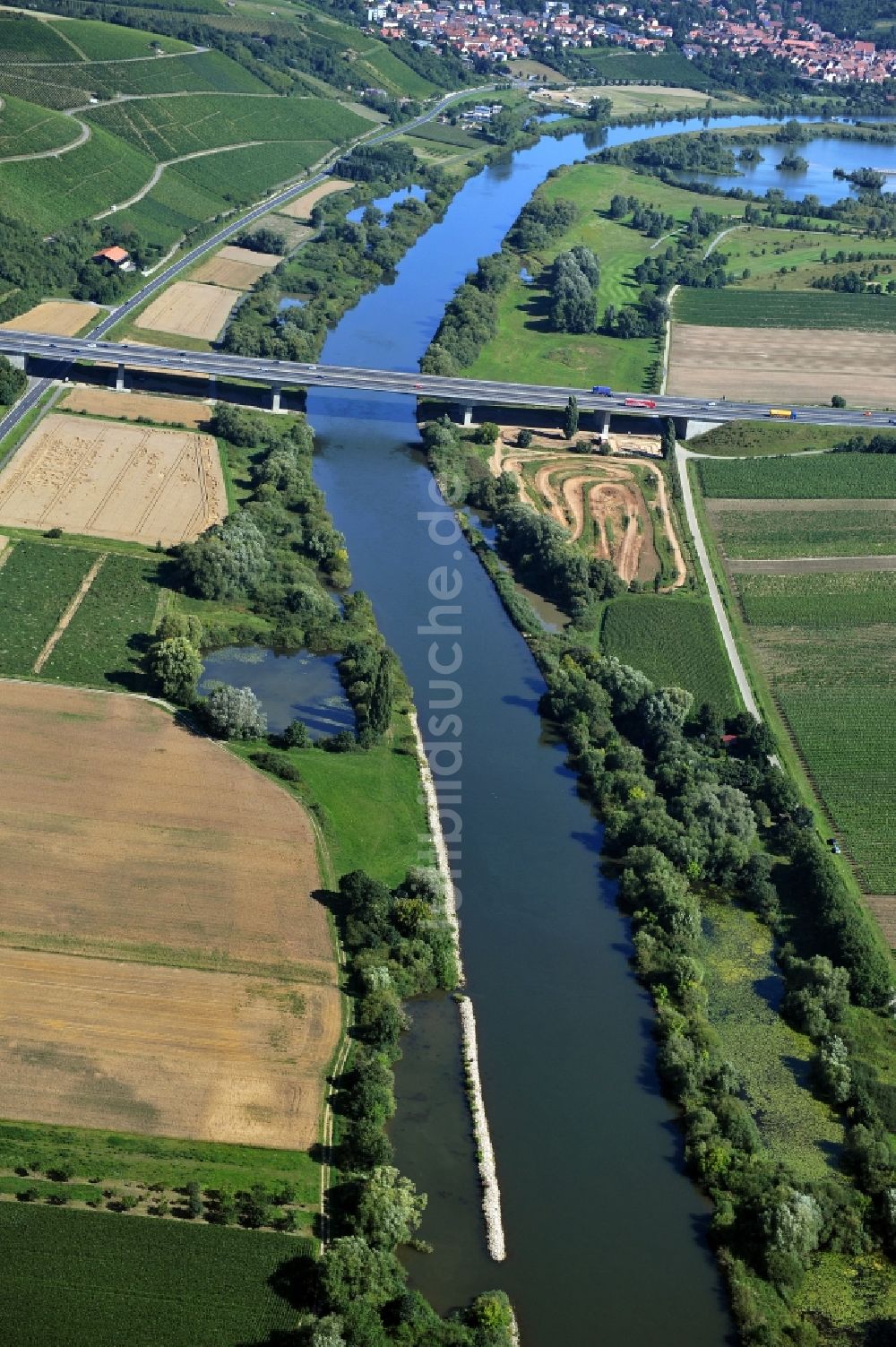 Dettelbach aus der Vogelperspektive: Flussverlauf des Main bei Dettelbach im Bundesland Bayern