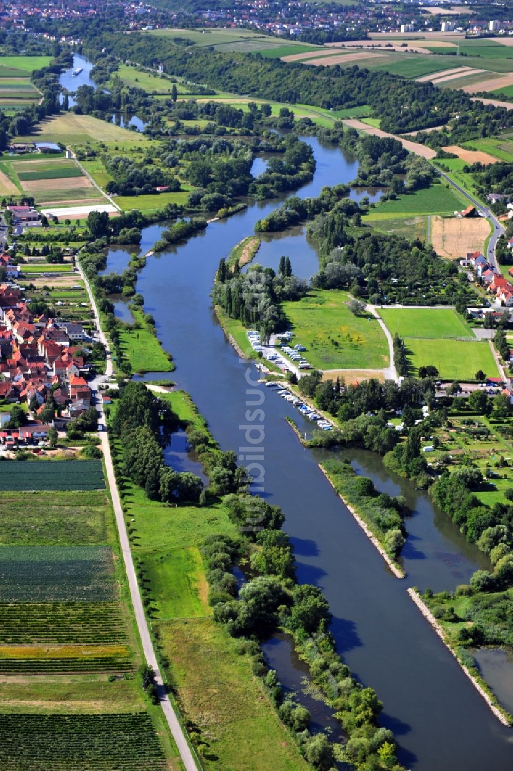 Mainstockheim von oben - Flussverlauf des Main bei Mainstockheim im Bundesland Bayern