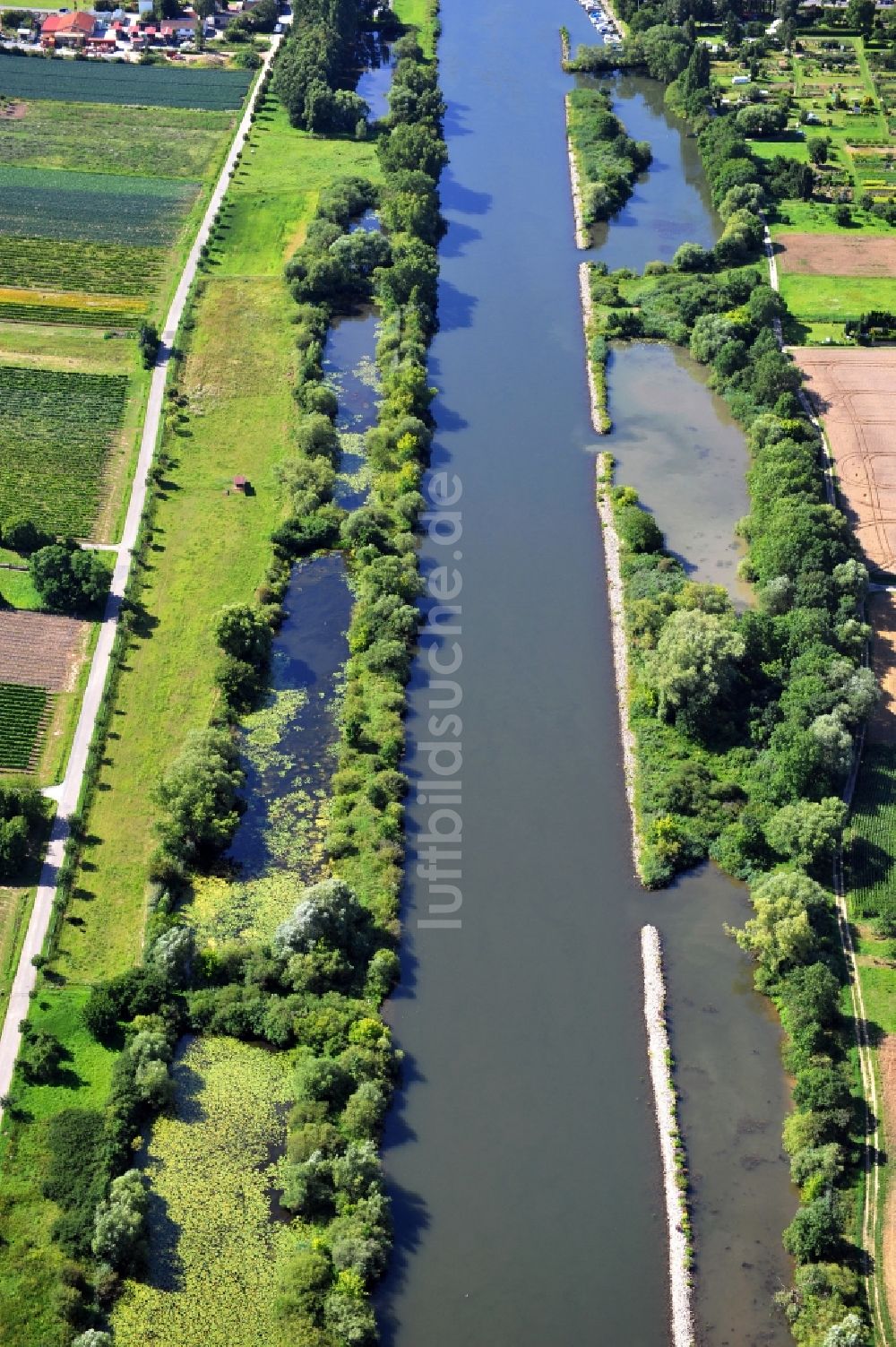 Mainstockheim aus der Vogelperspektive: Flussverlauf des Main bei Mainstockheim im Bundesland Bayern