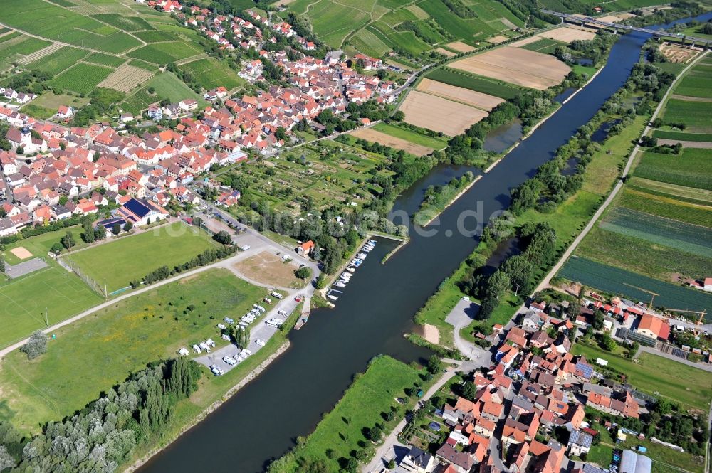 Mainstockheim aus der Vogelperspektive: Flussverlauf des Main bei Mainstockheim im Bundesland Bayern