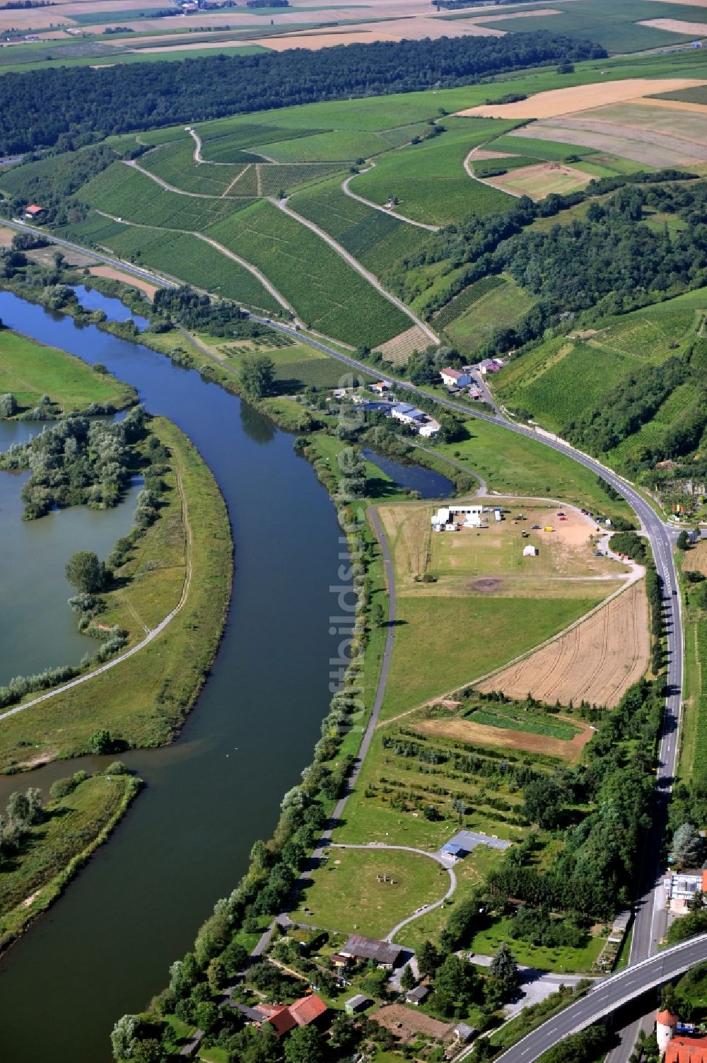 Dettelbach aus der Vogelperspektive: Flussverlauf des Main in Dettelbach im Bundesland Bayern
