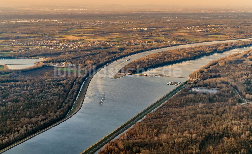 Gerstheim von oben - Flußverlauf am Rhein am Grenzübergang Nonnenweier- Gerstheim in Grand Est, Frankreich