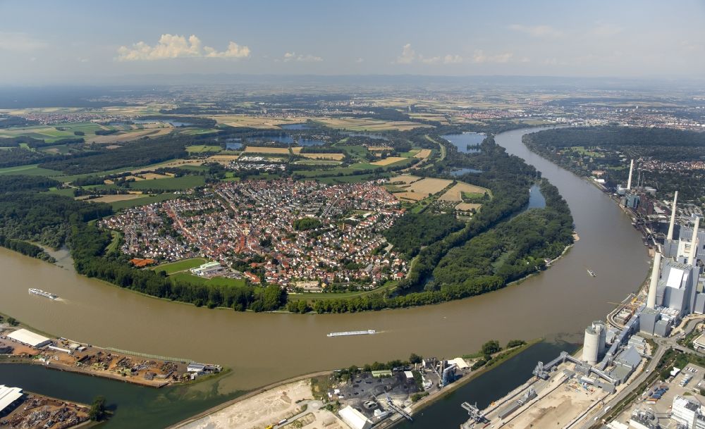 Altrip aus der Vogelperspektive: Flußverlauf und Rheinbogen in Altrip im Bundesland Rheinland-Pfalz