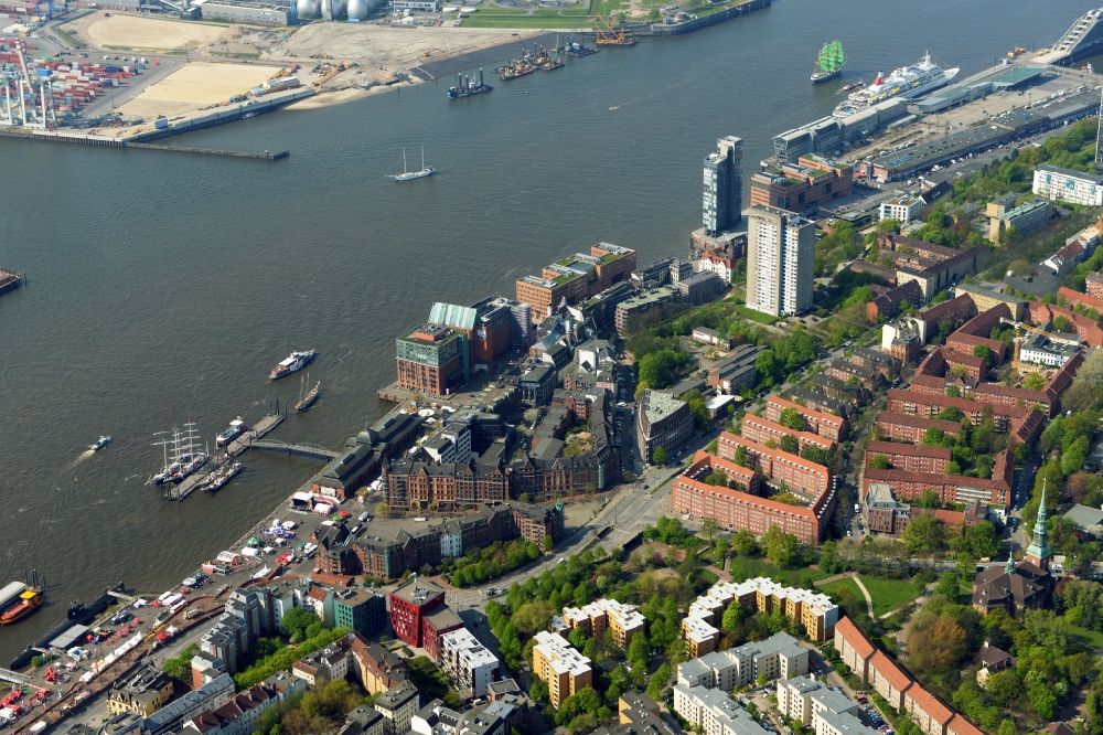 Hamburg aus der Vogelperspektive: Flußverlaufes der Elbe im Ortsteil Altonaer Holzhafen und Fischmarkt in Hamburg