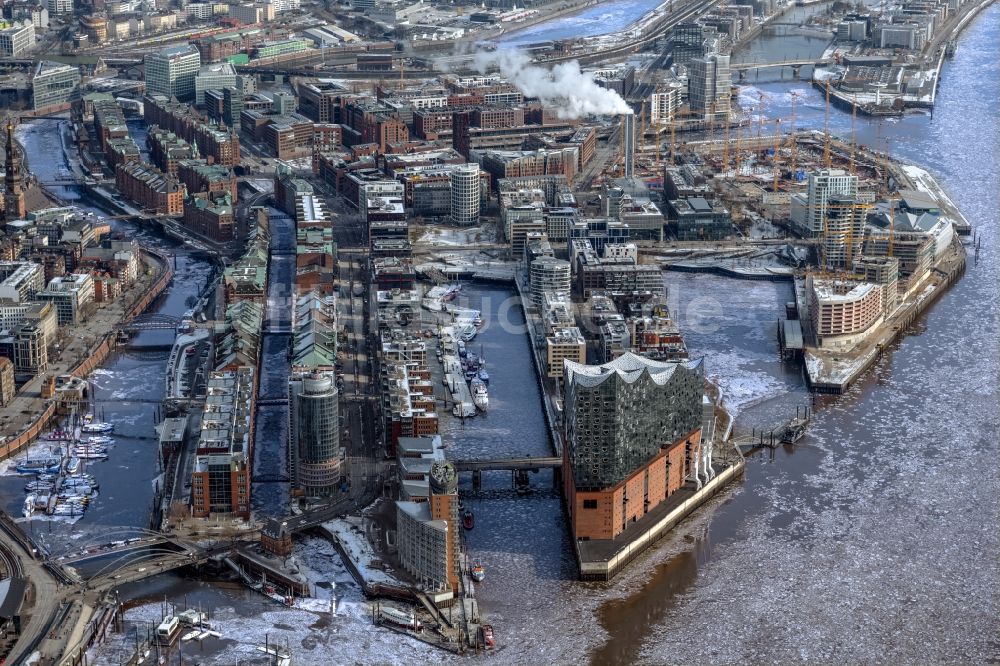 Luftbild Hamburg - Flußverlaufes der Elbe an der Speicherstadt im Ortsteil HafenCity in Hamburg, Deutschland
