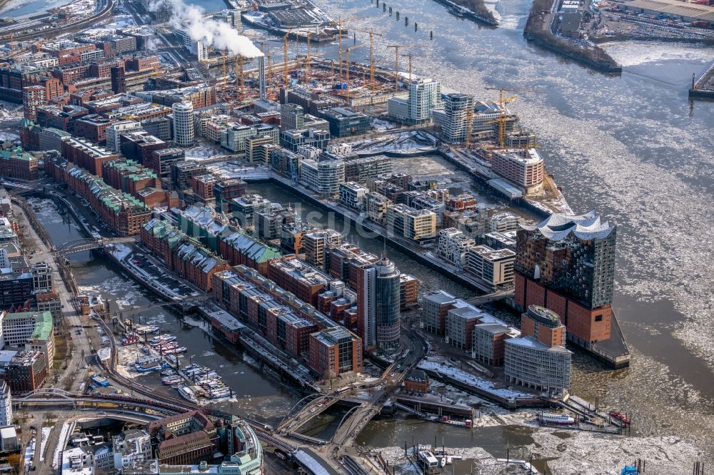 Hamburg aus der Vogelperspektive: Flußverlaufes der Elbe an der Speicherstadt im Ortsteil HafenCity in Hamburg, Deutschland
